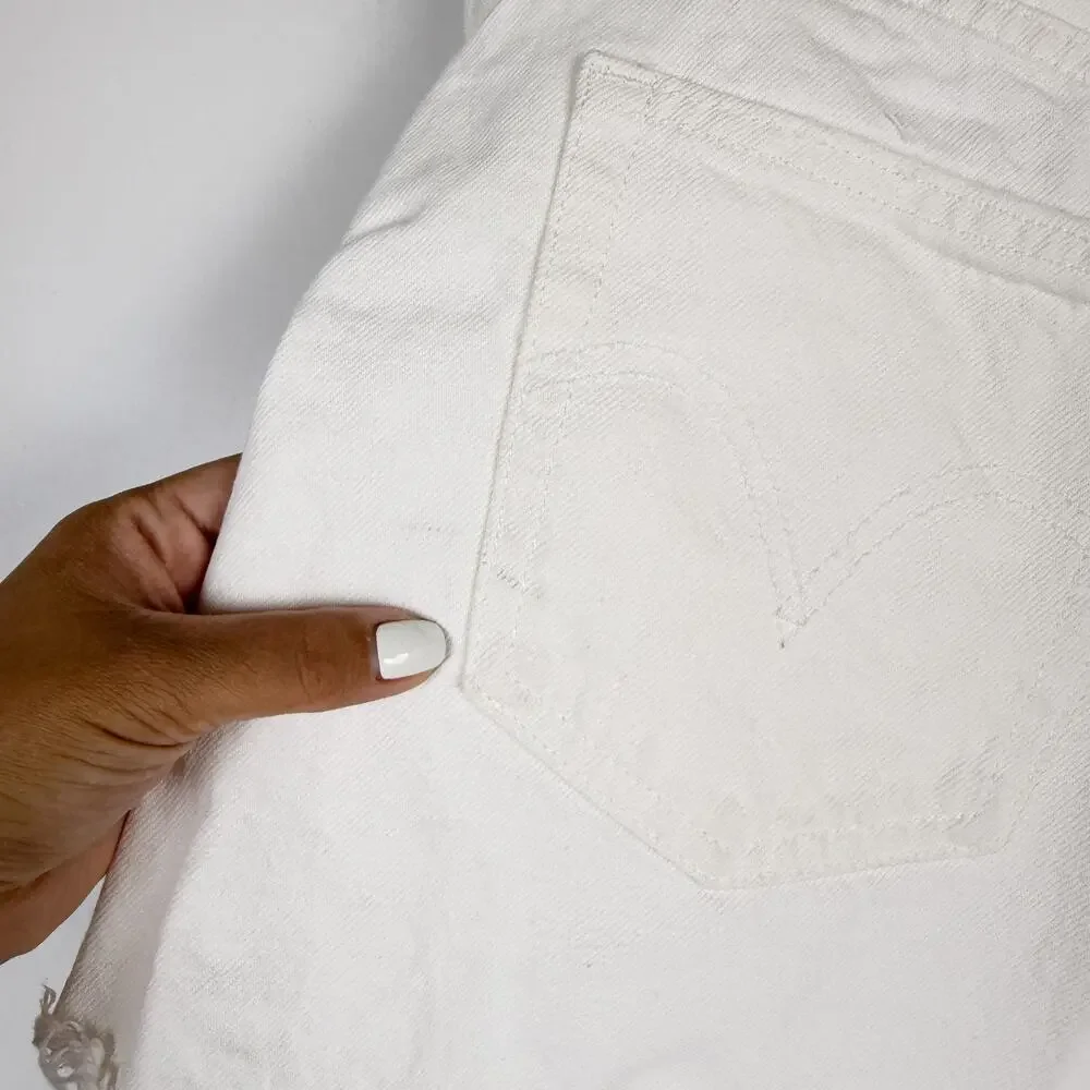 Levi's High Waisted Mom Shorts White Denim A1965 - 29 29W